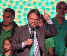 Mockus se dirige a sus partidarios el domingo por la noche.