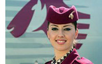 Una azafata de Qatar Airways