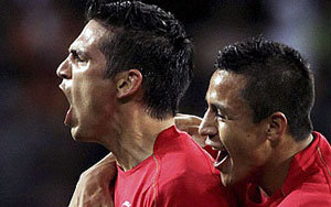 Mark lo grita con todo, y lo acompaña Alexis Sánchez. Chile ya lleva dos triunfos en Sudáfrica. 


