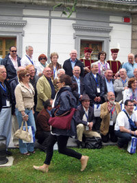 Los periodistas de turismo durante su visita al Ayuntamiento de Laredo rodean a su alcalde, Santos Fernández. (Foto: Francisco Rivero)