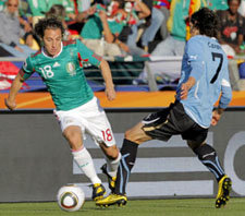 Uruguay supera a México (1-0) pero ambas selecciones estarán en octavos