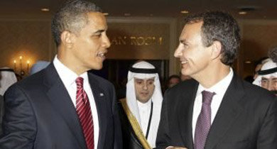 El presidente Zapatero (d) departe con el presidente norteamericano Barack Obama