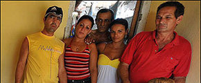 Familiares del opositor cubano Lester González Pentón esperan su llegada 