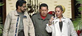 Imagen de archivo que muestra a 'Iván Márquez', Hugo Chávez y Piedad Córdoba en Bogotá en 2007.