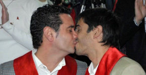 Imagen del primer matrimonio gay de America Latina.