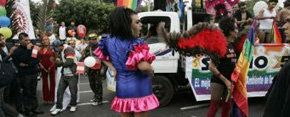 Un grupo de homosexuales  en Lima, durante una marcha del Orgullo Gay.