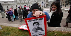 Protesta de familiares de los desaparecidos frente a La Moneda