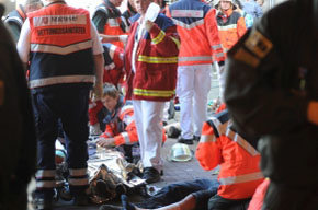 Servicios sanitarios atienden a los heridos.