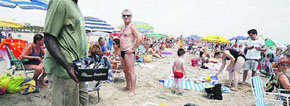 En la imagen un vendedor ambulante en las playas de la Costa del Sol